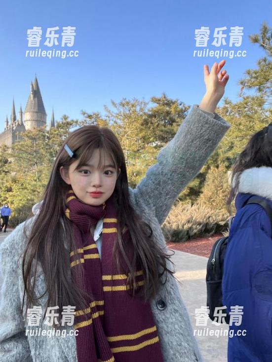 微密圈 - 不爱笑的赛琳与圣诞的完美融合，免费写真集下载，感受节日的浪漫氛围！.txt