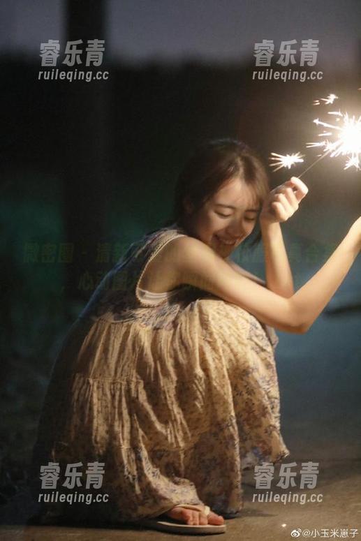 微密圈 - 清新可爱的丝月神校服写真合集，心动图片让你瞬间陶醉！.txt