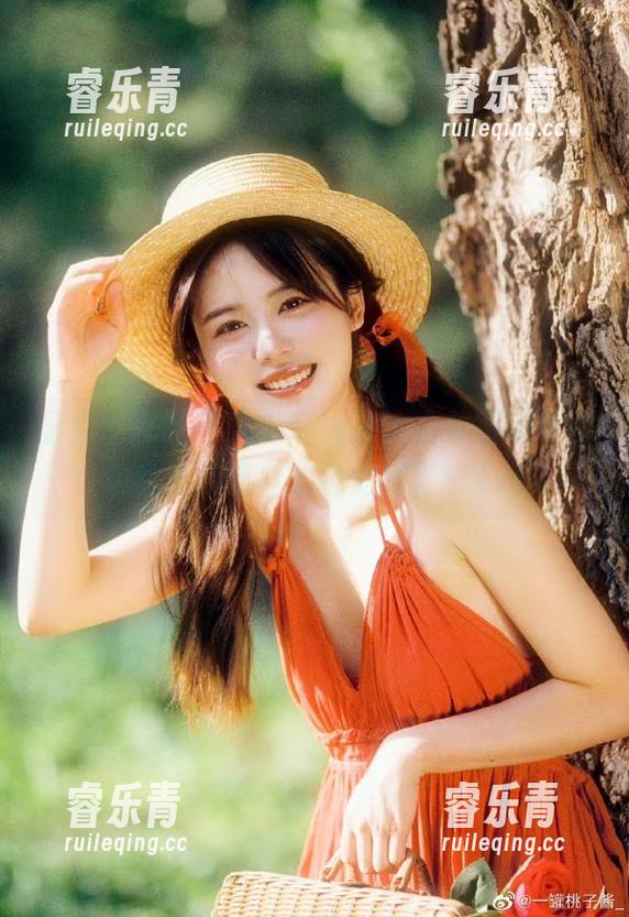 丽柜 - 别眨眼！Amily泳衣合集图集带你领略热辣夏日的视觉盛宴！.txt