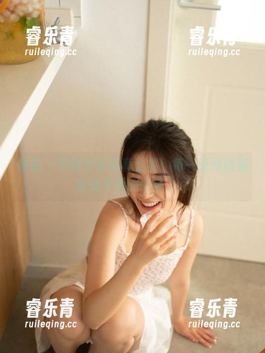 丽柜-司琪 丽柜 - 司琪少女写真全集:每一张原图都诉说不同的故事.txt