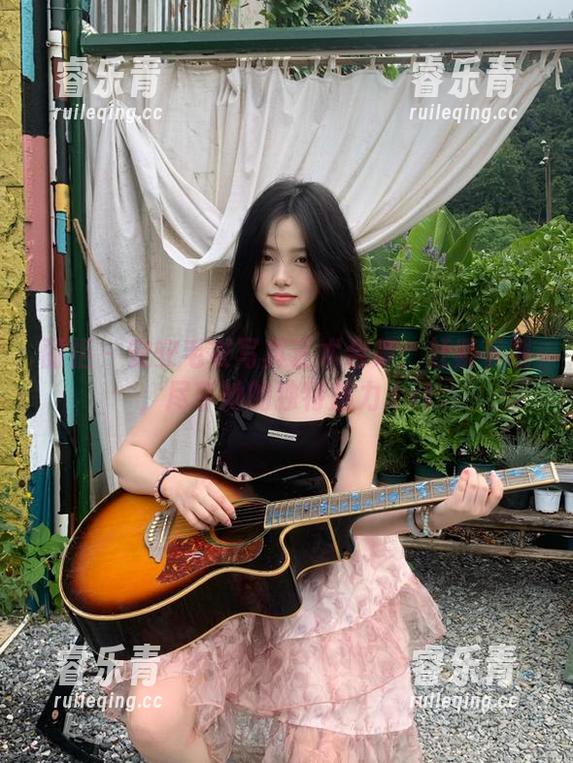 丽柜-安安 丽柜 - 安安毛衣写真艺术合集:赶紧下载,尽享她的独特魅力.txt