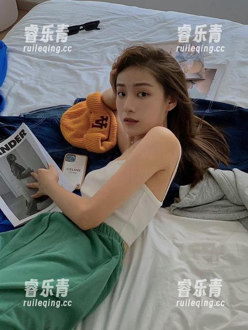 丽柜 - 经典与时尚：小戈白裙高清图包，让你领略别样风情.txt