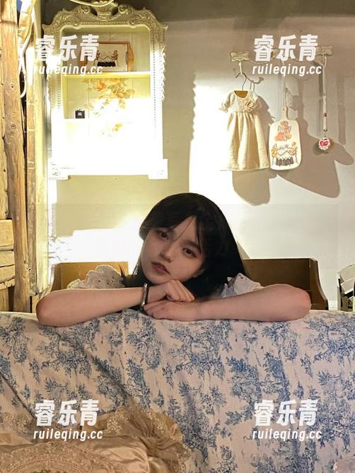 丽柜 - 怡萱JK绝美写真全集：瑰丽原图畅享她的青春与活力.txt