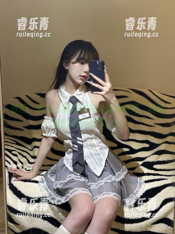 丽柜 - 敏儿私房睡衣写真原图系列，展现她的大胆与梦幻.txt