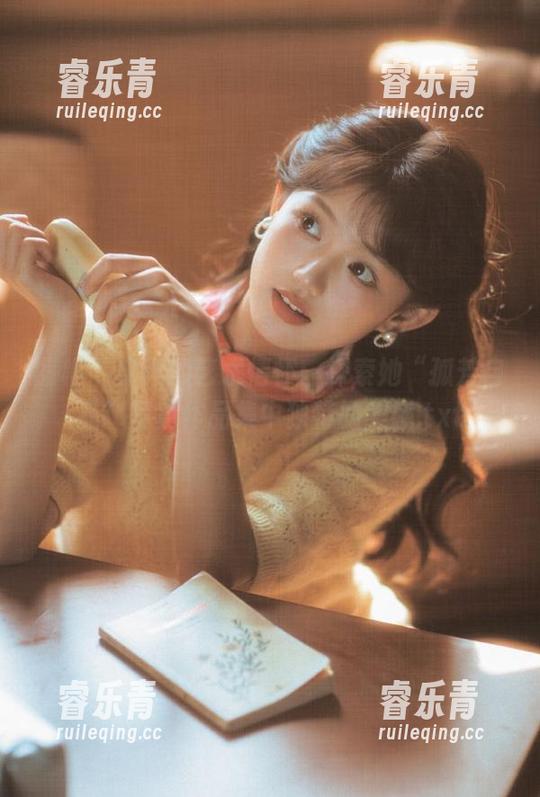 丽柜 - 文芮的艺术情怀：探索她“孤芳自品”写真作品集中独特的美感.txt