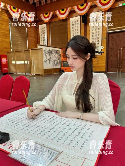 丽柜 - 文静的户外写真集，分享她与大自然的温馨故事.txt