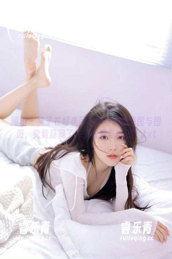 丽柜-英子 丽柜 - 英子在经典回顾中呈现的原图与图册,究竟隐藏了多少故事与情感?.txt