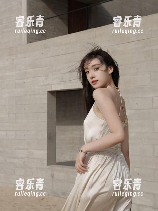 丽柜-雪糕 丽柜 - 从雪糕的视角看世界:网络丽人的写真图包记录生活美学.txt