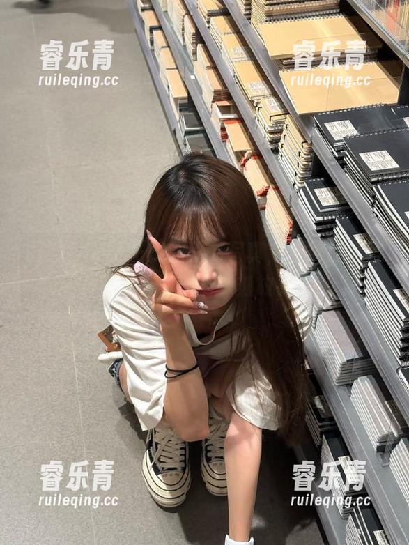 微密圈 - 于芷晴的秘书写真，照片背后藏着奢华与孤独的深刻故事.txt