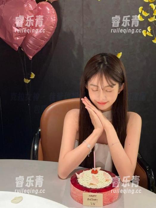克拉女神 - 佳莹体操服系列美图，精致图包带你进入她的世界！.txt