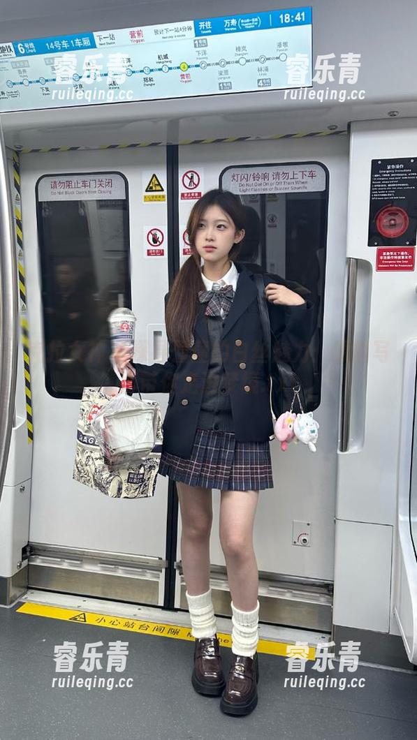 克拉女神 - 探寻僮僮的白丝魅力：原图写真带你走进梦境.txt