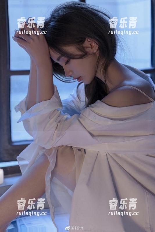 克拉女神 - 凌雪全新牛仔裤套图更新，尽显青春活力与个性！.txt