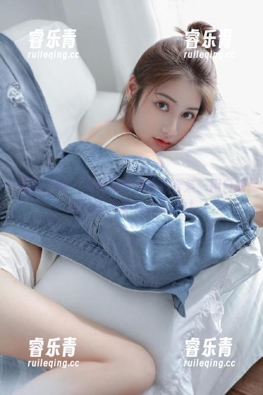 克拉女神-慕菲 克拉女神 - 慕菲的毛衣写真合集:用自嘲织就的温暖与真实.txt