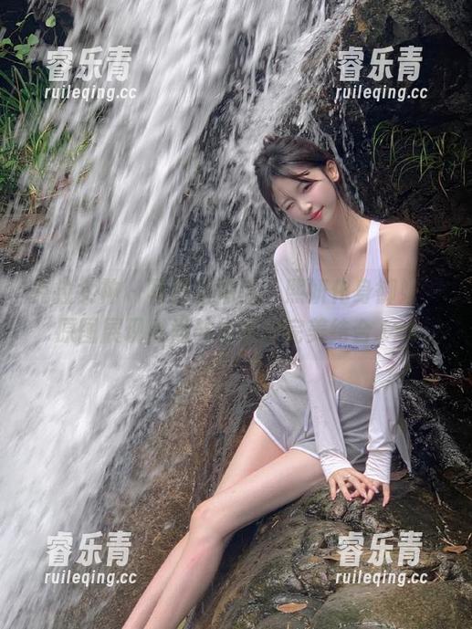 克拉女神 - 写真新潮流：熙妍化身御姐，原图展现时尚与优雅的完美结合.txt