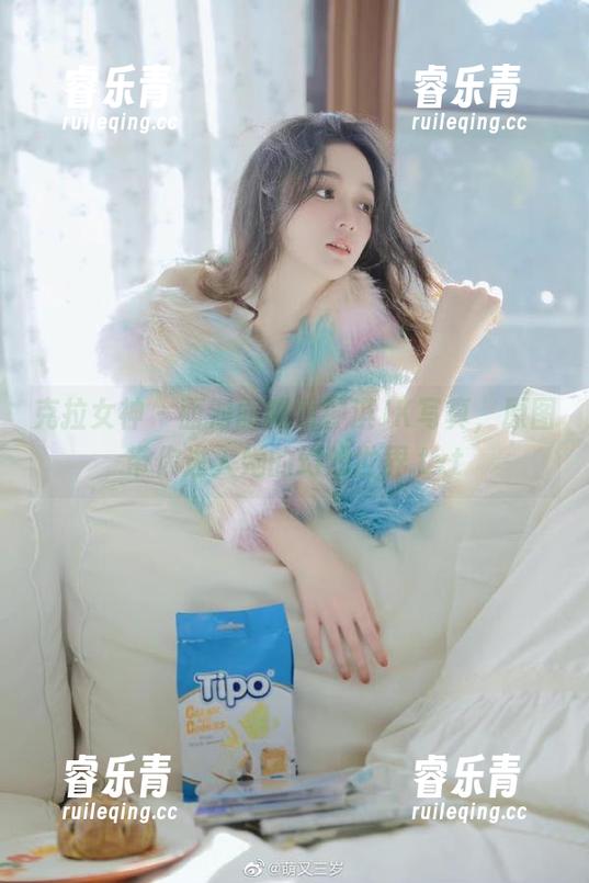 克拉女神 - 面对面观看钟淇JK写真，原图带你进入她的幻想世界.txt