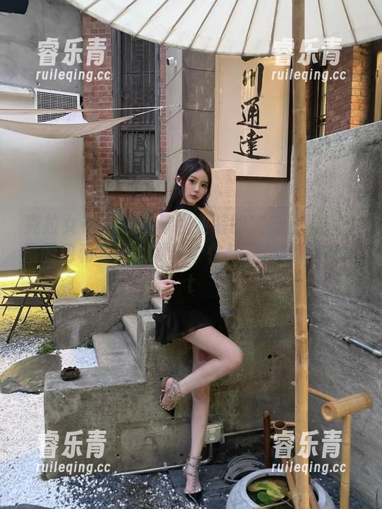 克拉女神-颖儿 克拉女神 - 颖儿与职业装的完美碰撞:珍藏图包和写真,展现个性与品位的结合.txt