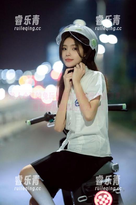 动人心弦的兔玩映画蓝色旗袍全套图集，重塑传统服饰的魅力.txt
