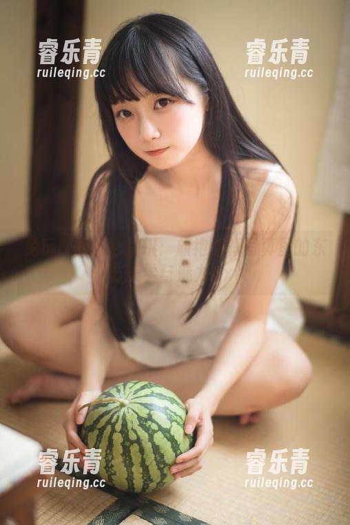 兔玩映画倾心拍摄：旗袍春梅写真里的东方美学与魅力.txt