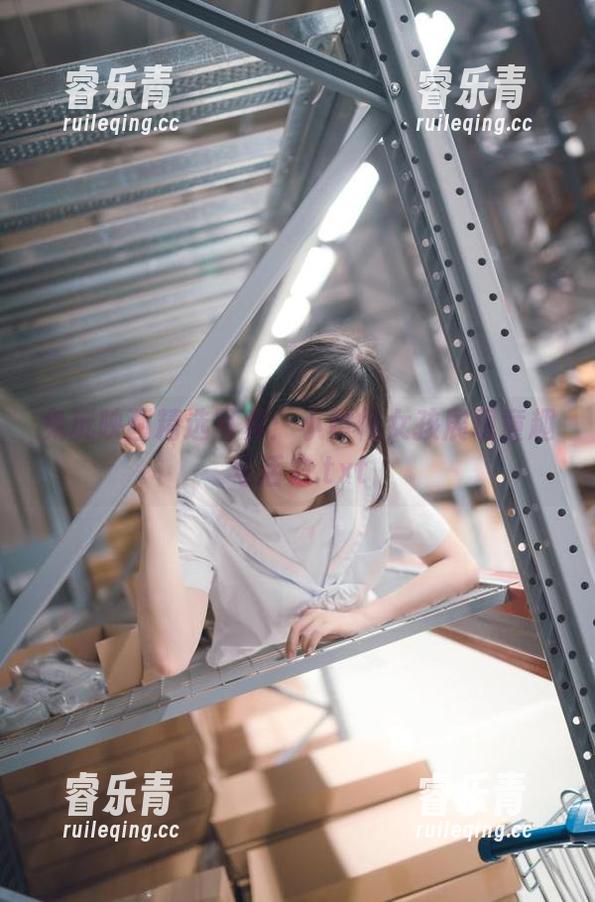 兔玩映画 兔玩映画精选写真:小黄帽女孩展现童趣与活力.txt