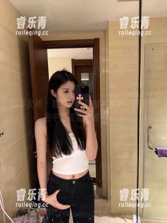 初夏女神-环环 初夏女神 - 观看环环白衬衫系列,探索图包中的美丽与故事.txt