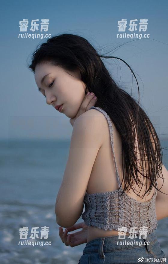 卡通百科老王 微密圈 - 圣诞兔子私房图包,卡通百科老王带你走入节日的梦幻奇境.txt