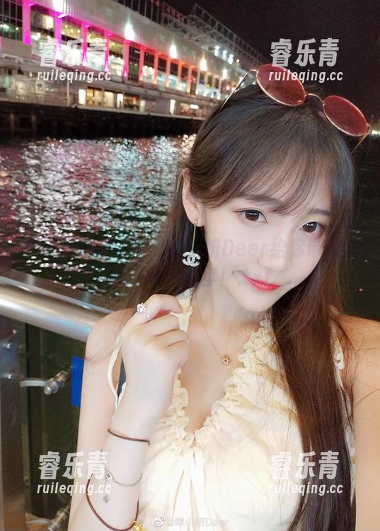 千变万化的婚纱：啾小妍Deer给你带来的高清图片盛宴！.txt