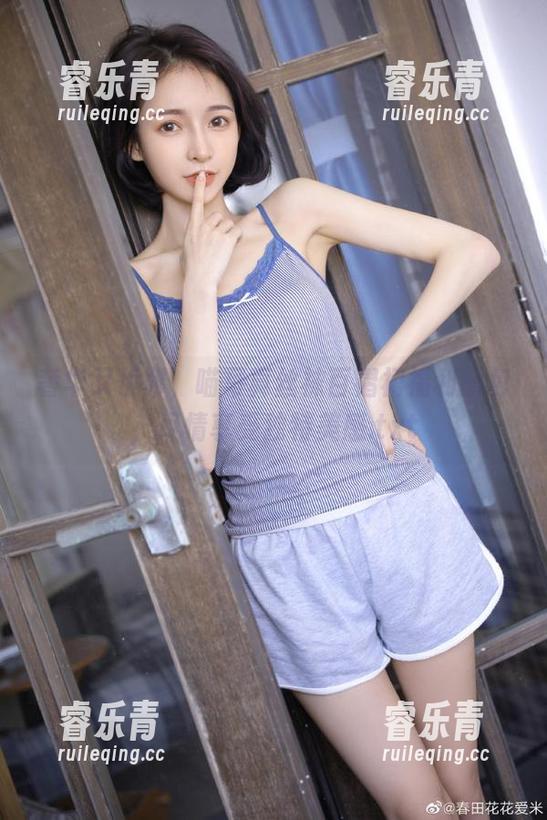 奢华又优雅，喵写真丝袜百褶裙福利图包，尽情享受独特美感.txt