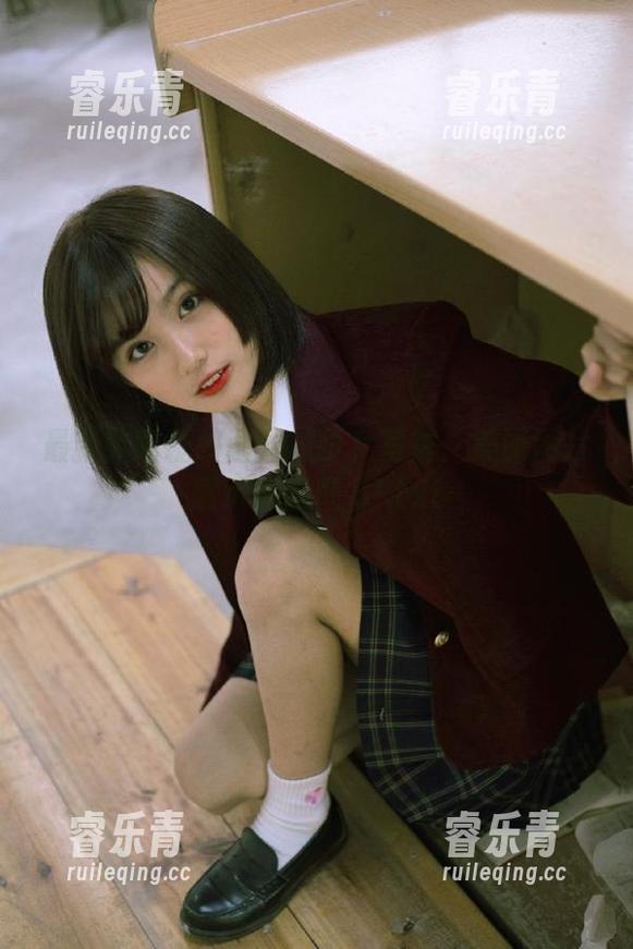最新款喵糖映画丝袜少女写真：美丽图片展示时尚魅力!.txt