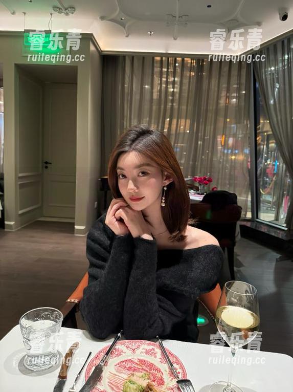 嗲囡囡 - 精选图库呈现Emily尹菲的纯白艺术，捕捉自然与人文的完美交融.txt