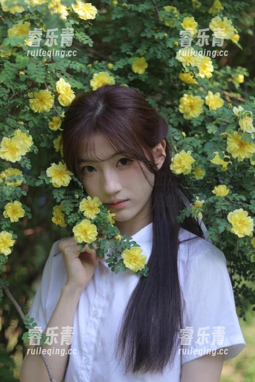 嗲囡囡 - Emily尹菲的私拍裸足套图，展现自然与优雅的完美结合！.txt