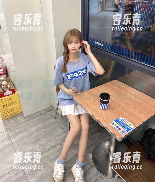 嗲囡囡-模特YOYO 嗲囡囡 - 青春永驻的模特YOYO私拍美脚合集:展现她青春活力的每一面.txt