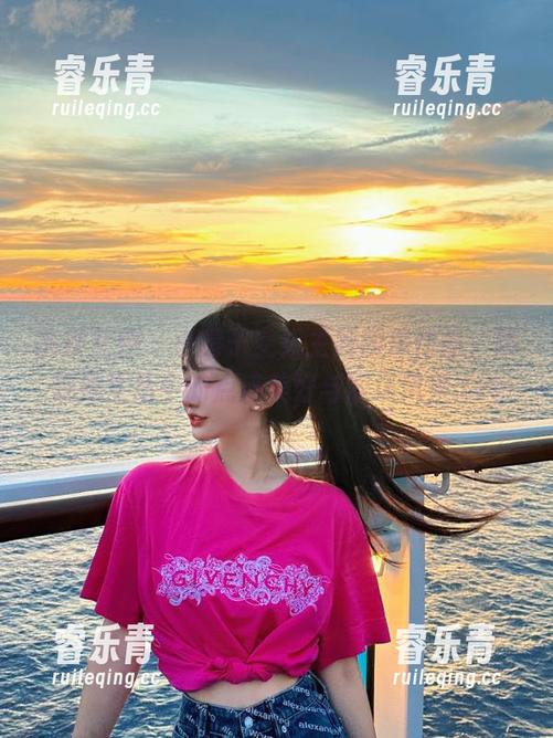 头条女神 - 小晴子空姐主题图库作品，展现她生活中的点滴美好与职场风采.txt