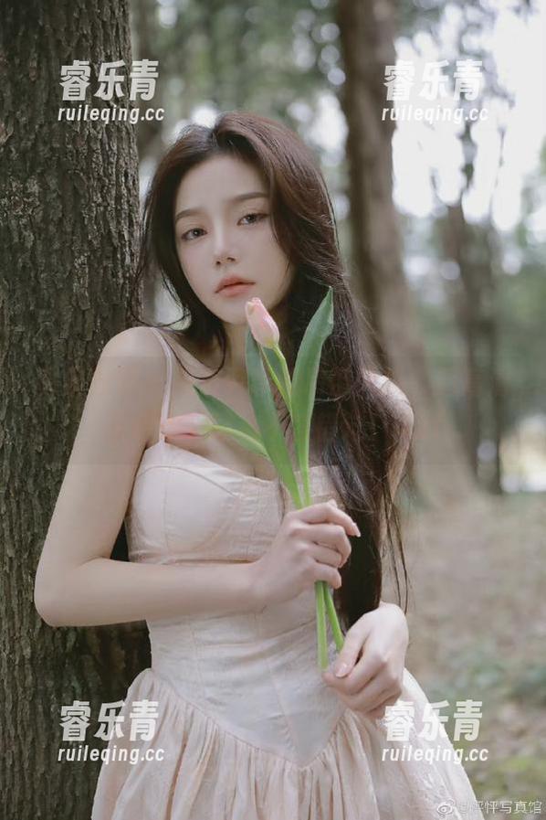 头条女神 - 探索尹菲的吊带风格，超高清图包速下载，不容错过！.txt