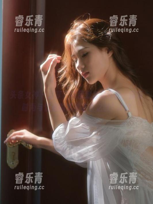 头条女神-尹菲 头条女神 - 分享尹菲精致套装作品,探索时尚与优雅的完美结合之旅!.txt