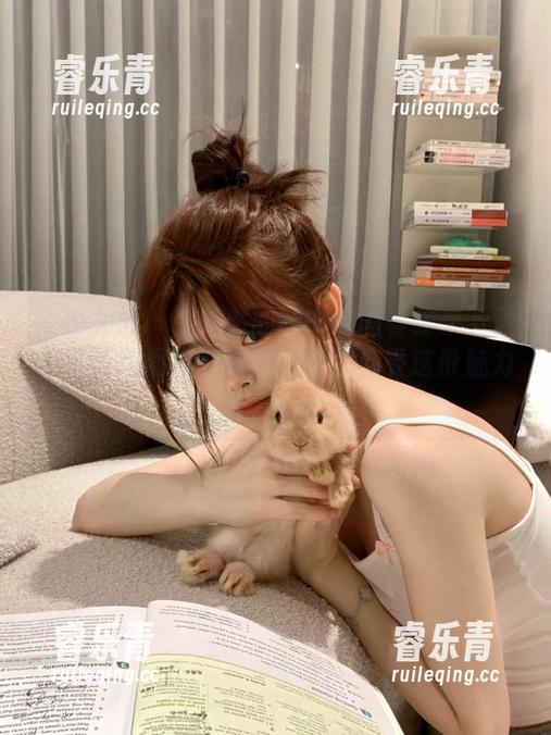 头条女神-张梓然 头条女神 - 张梓然的秘书美图等你来下载,绝美瞬间尽在掌握,快来感受这份魅力吧!.txt