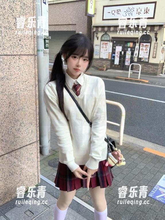 头条女神 - 网盘盛典：王竹裸足写真，展现不一样的女性魅力与自然之美.txt