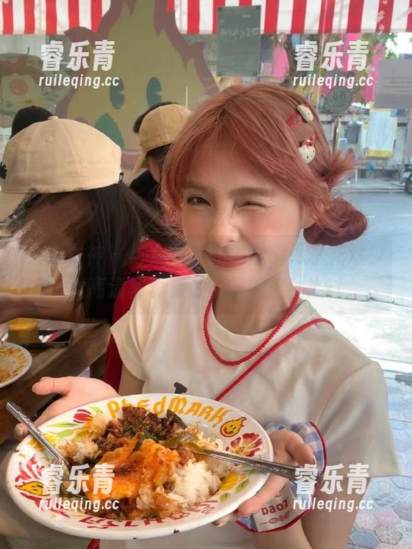 头条女神 - 与众不同的琳琳，尽享花漾少女高清写真资源引领潮流！.txt