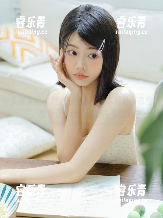 头条女神 - 精选最新美会子高跟鞋写真图片，感受春夏季节的时尚气息.txt