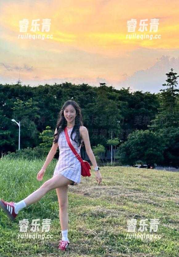 头条女神 - 精美图片尽显魅力：美纳子的双人写真作品引发视觉盛宴.txt