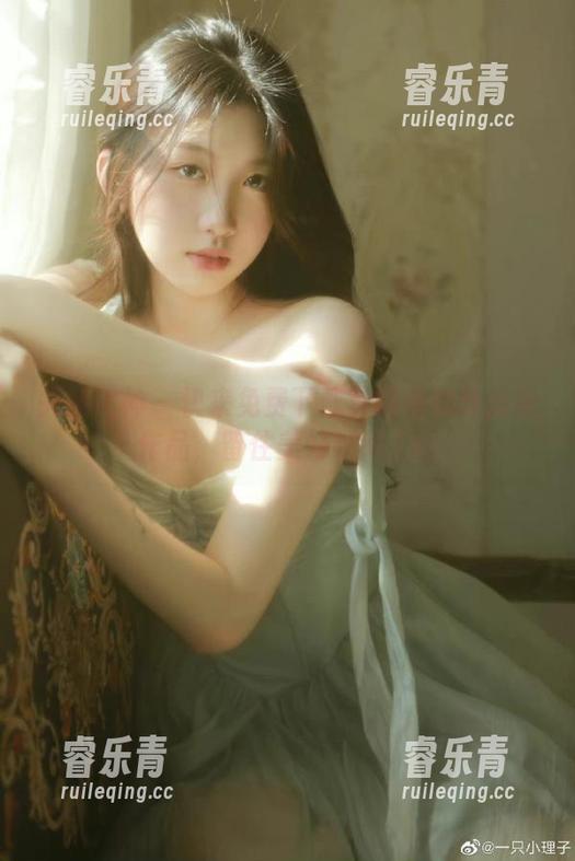 头条女神 - 快来免费下载莫晓希韵味旗袍作品，留住美好瞬间.txt