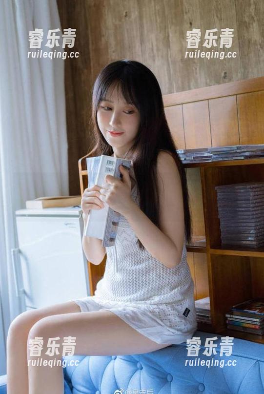 头条女神-语溪 头条女神 - 语溪的全套睡衣图集:甜美与慵懒交织的完美时光!.txt