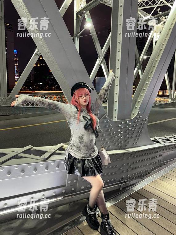 探秘奇行家狗崽最新图包，桃子听蝉展现不一样的静谧之美！.txt