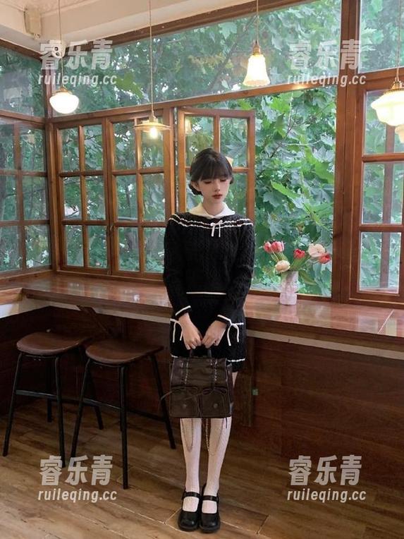 奶雯 微密圈 - 魅惑金属光泽:奶雯银色吊带裙私拍原图,散发无限魅力与优雅.txt