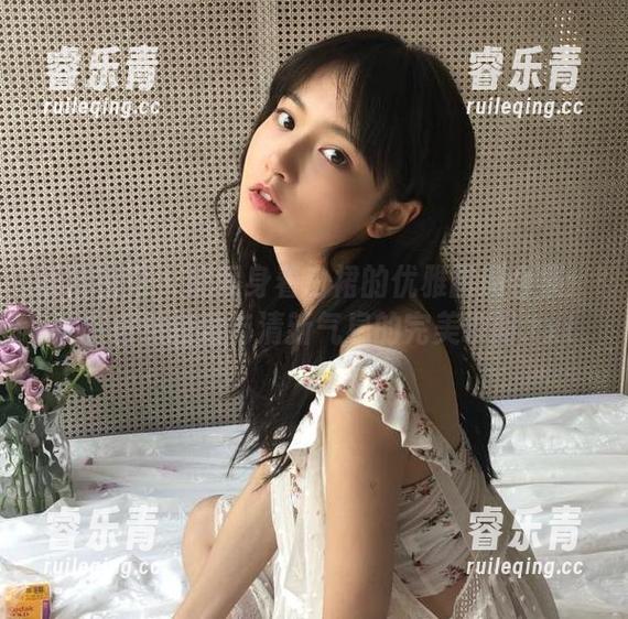 妖精视觉 - 妮妮身着白裙的优雅图册合集：捕捉自然轻盈与清新气息的完美瞬间.txt