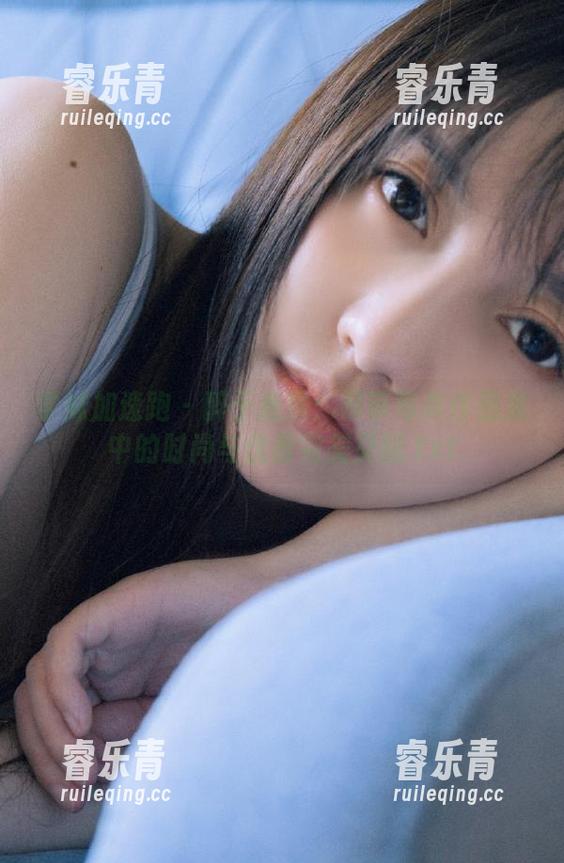 学妹加速跑 - 醉于鹿酱：吊带写真作品集中的时尚与优雅完美交融.txt