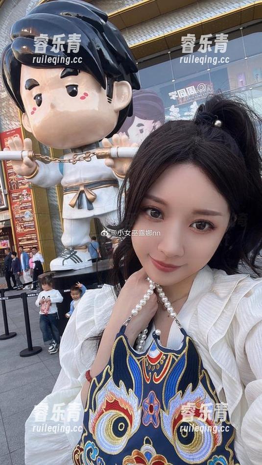 定制艺术写真：小女巫露娜与不知火舞的奇妙旅程，尽在精美图片中展现。.txt