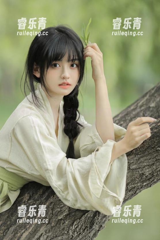 尤果网 - 不要错过！观看伊莉娜的油亮写真，原图让你心动不已！.txt