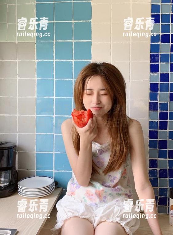 尤果网 - 追逐王谨轩的粉色梦想：美图与照片汇总，感受她的创意与生活美学.txt