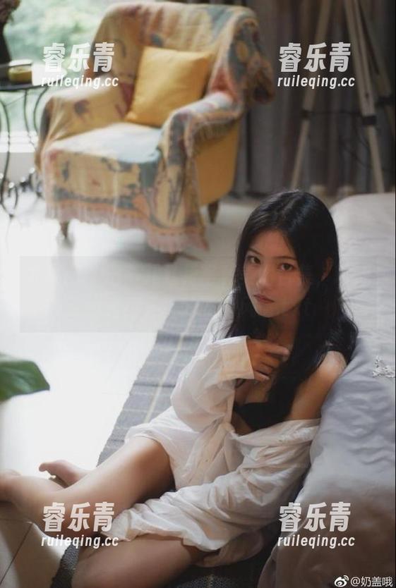 尤果网-田慕儿 尤果网 - 田慕儿红裙写真美图合集,带你领略不一样的时尚风情.txt