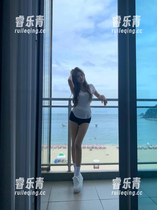 尤果网-雯雯 尤果网 - 雯雯教室里的美图作品,定格每个动人心弦的瞬间.txt